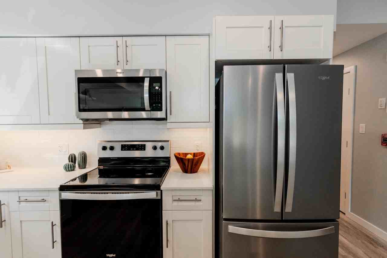 881 Grosvenor Avenue Apartments - Photo 4 of 34