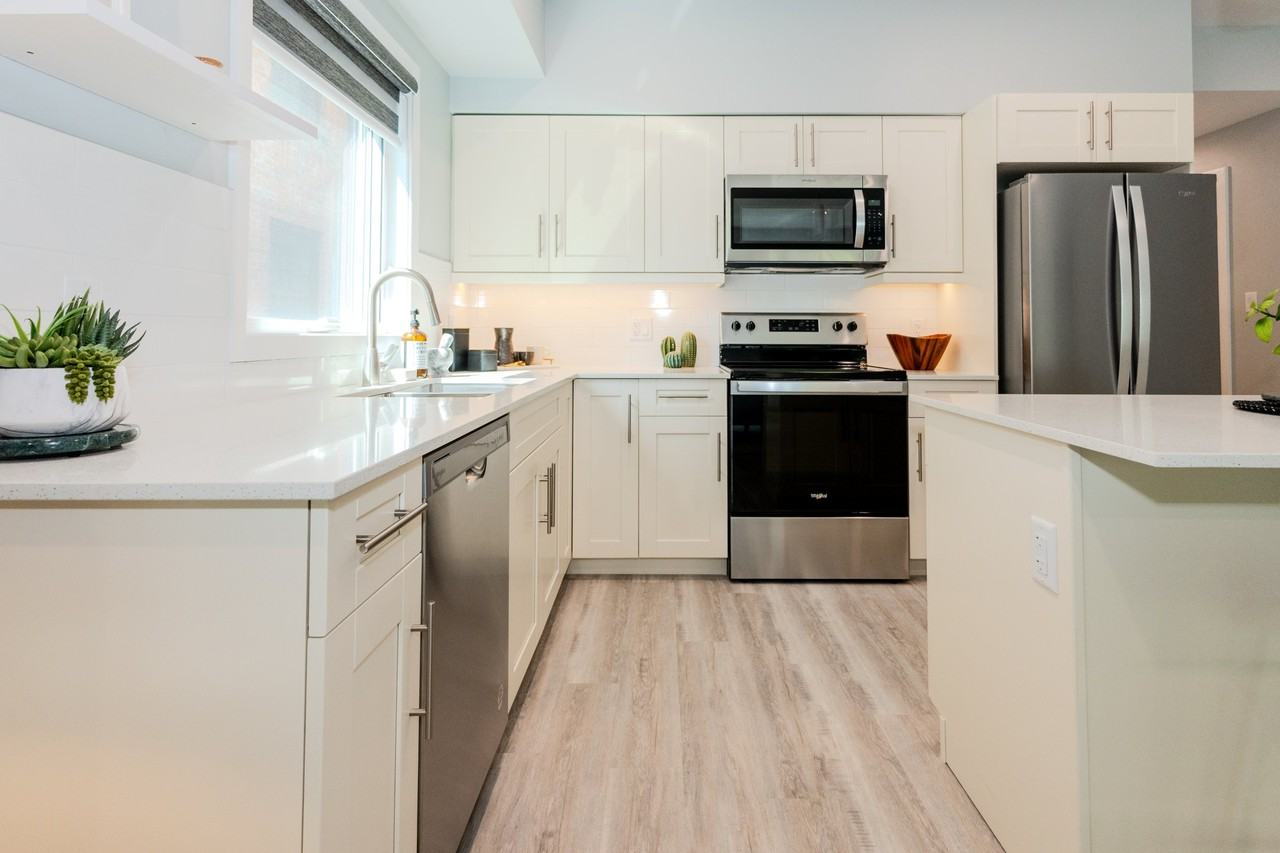 881 Grosvenor Avenue Apartments - Photo 5 of 34