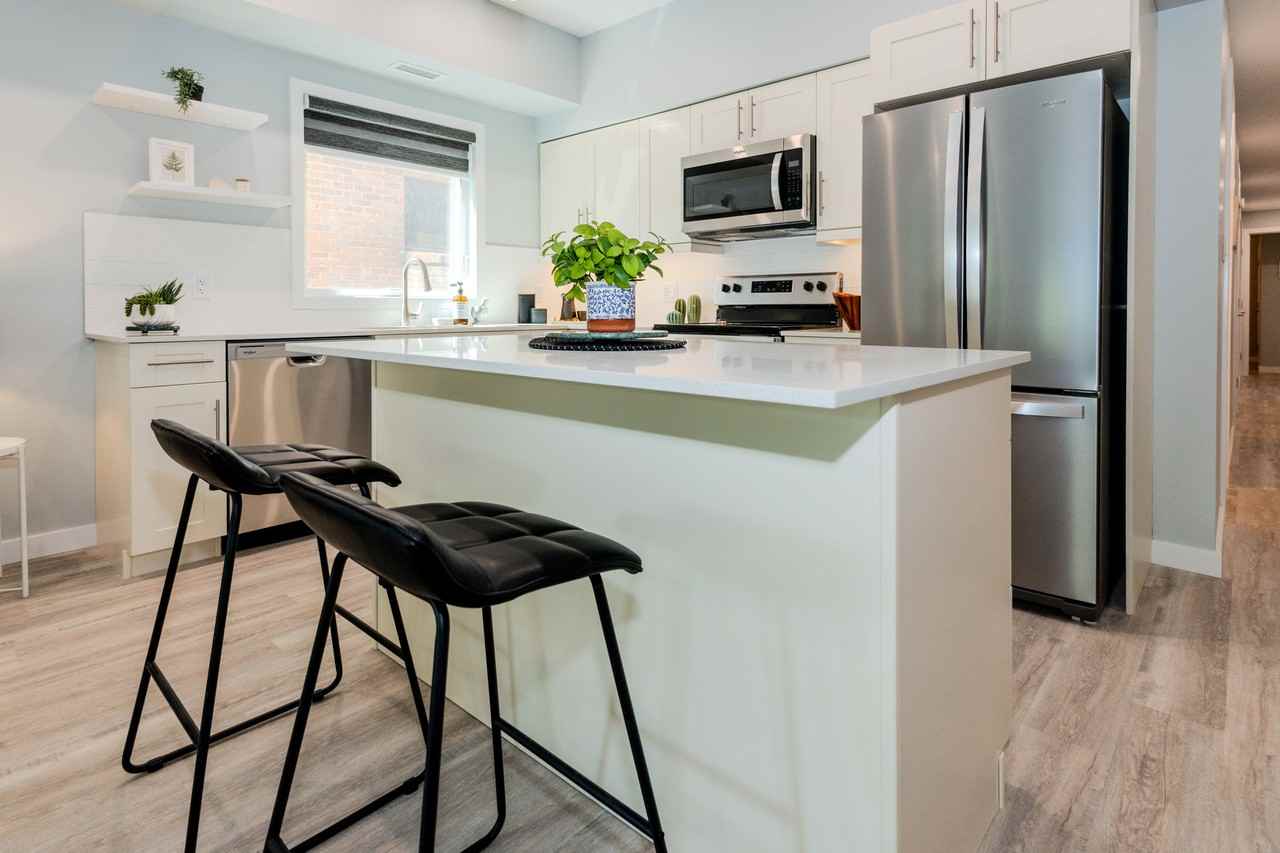 881 Grosvenor Avenue Apartments - Photo 6 of 34