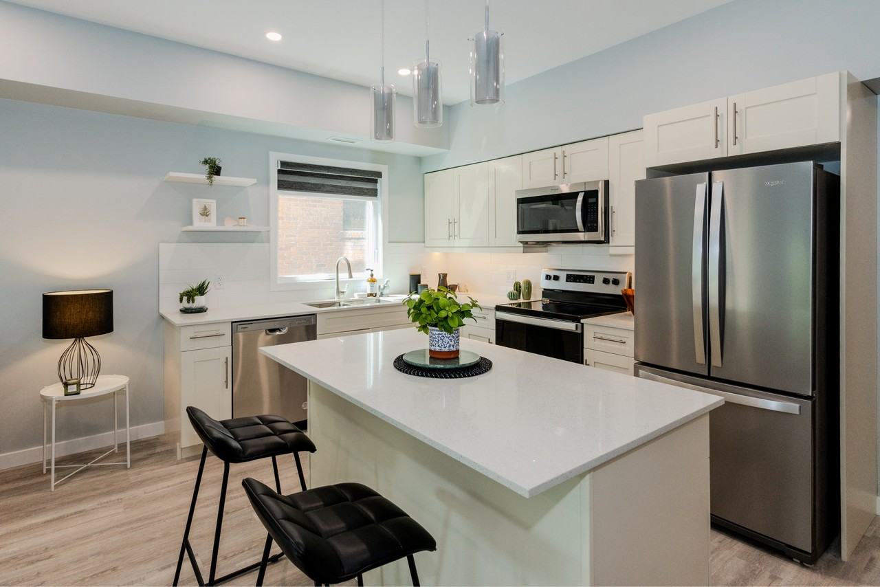 881 Grosvenor Avenue Apartments - Photo 7 of 34