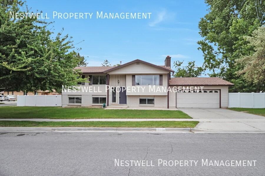 815 E Dusty Rock Pl