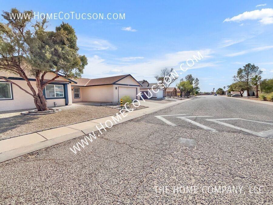 10002 E Stella Rd - Photo 2 of 33