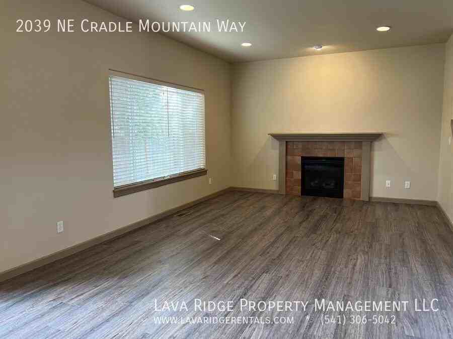 2039 Ne Cradle Mountain Way - Photo 2 of 28