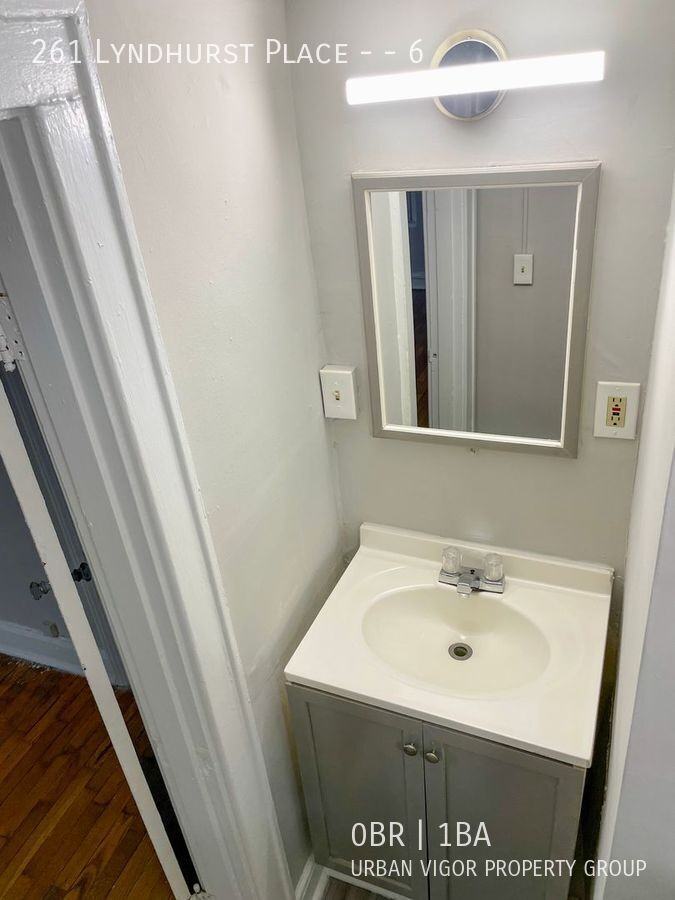 261 Lyndhurst Pl #6 - Photo 4 of 9