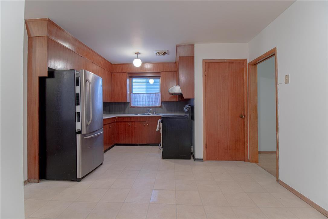 298 Toronto St - Photo 2 of 7