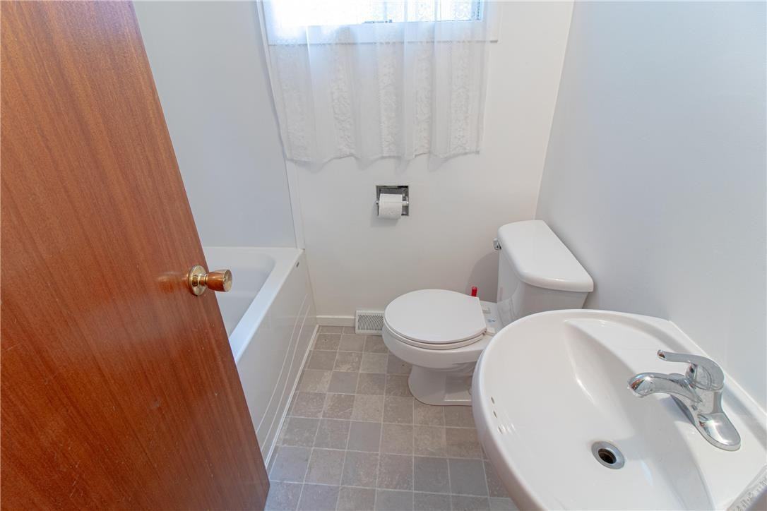 298 Toronto St - Photo 4 of 7