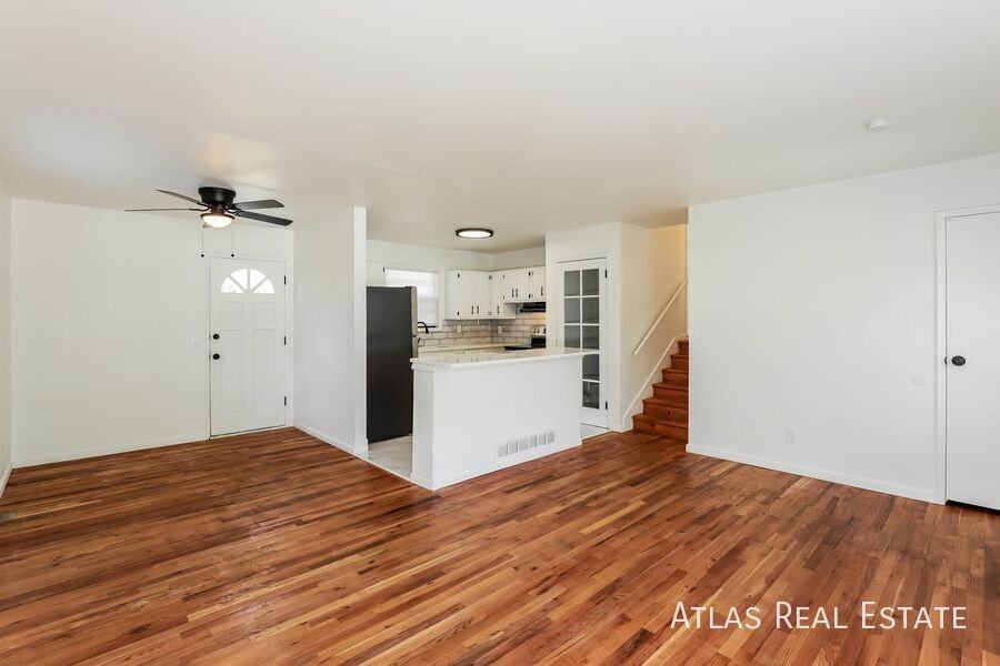 4912 N Sycamore Dr - Photo 3 of 38