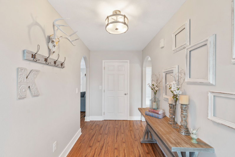 305 Lake Dr - Photo 3 of 20