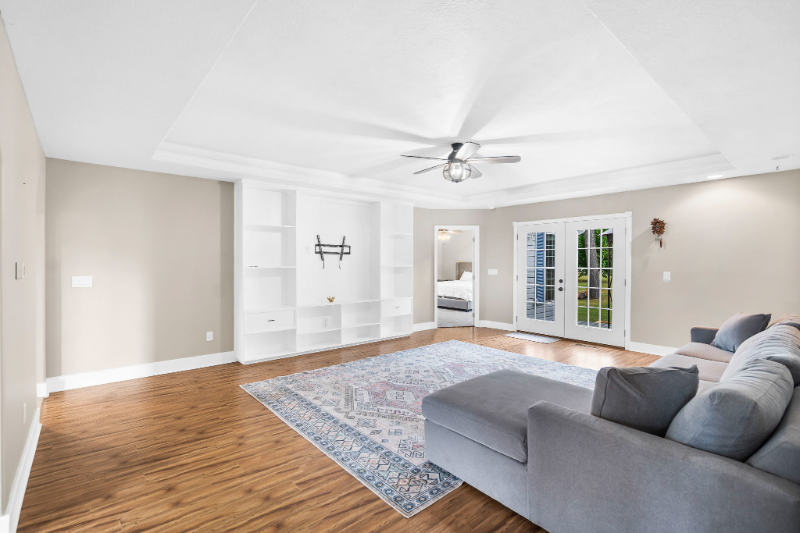 305 Lake Dr - Photo 4 of 20