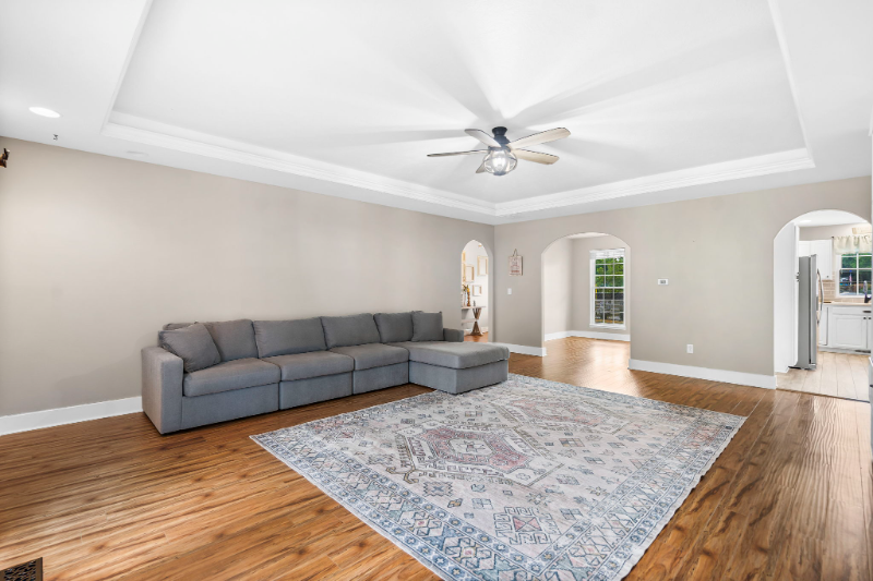 305 Lake Dr - Photo 5 of 20