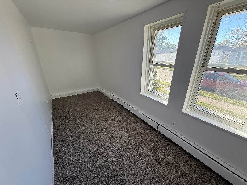 22174 Cushing Ave - Photo 4 of 8
