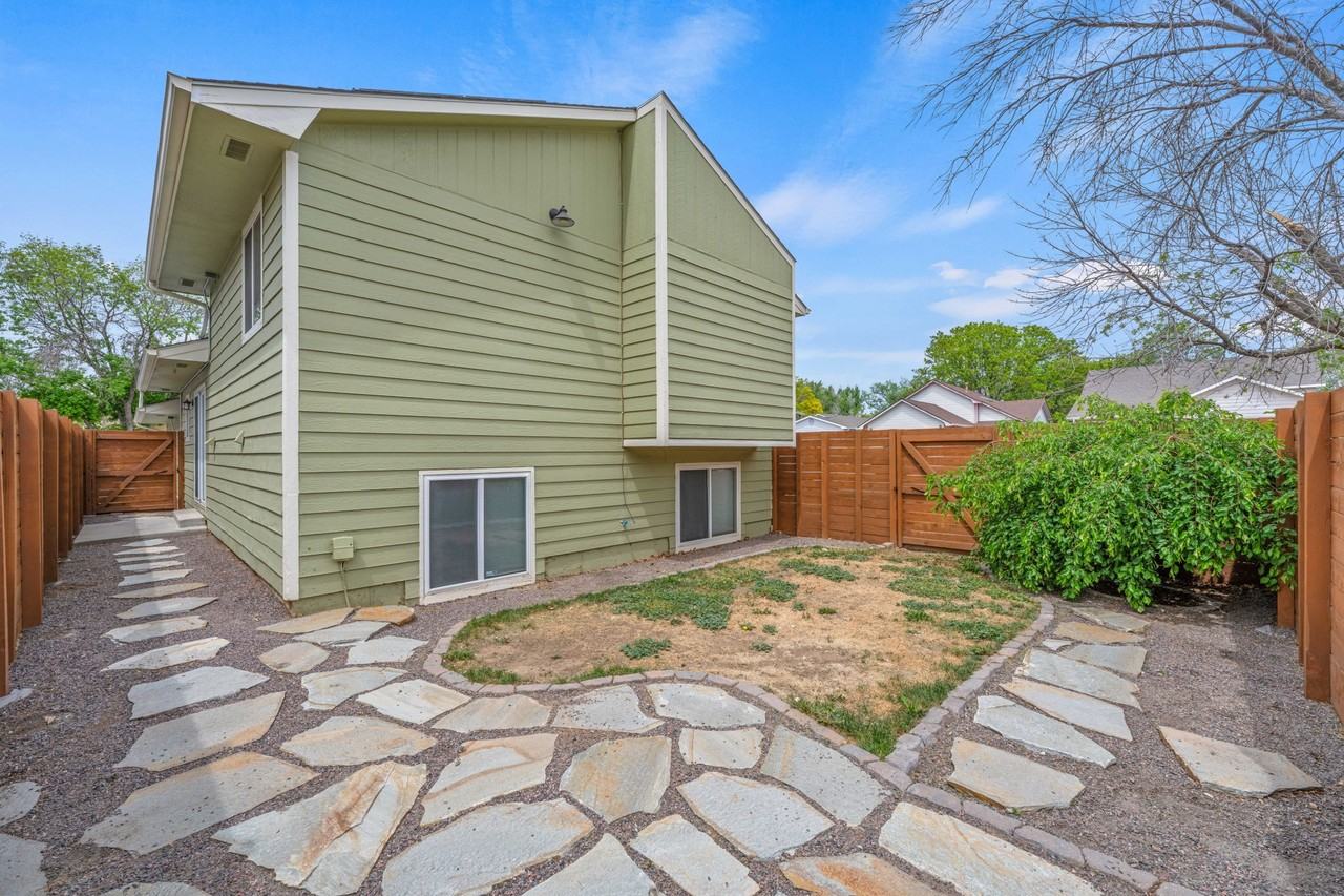 244 Wadsworth Cir - Photo 3 of 20