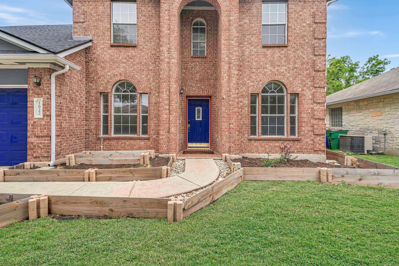 1622 Abbey Ln - Photo 3 of 43