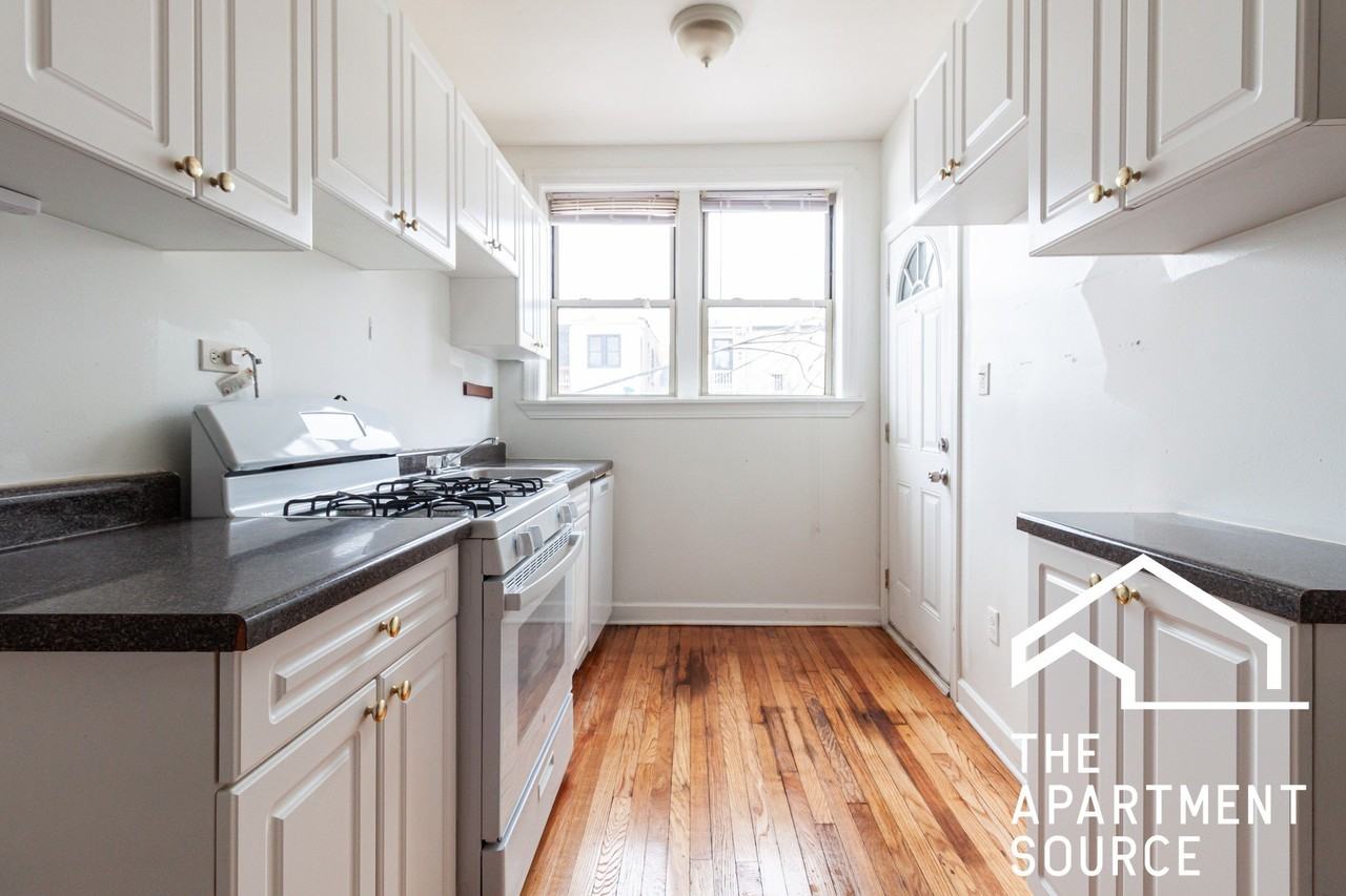 556 W Aldine Ave #2