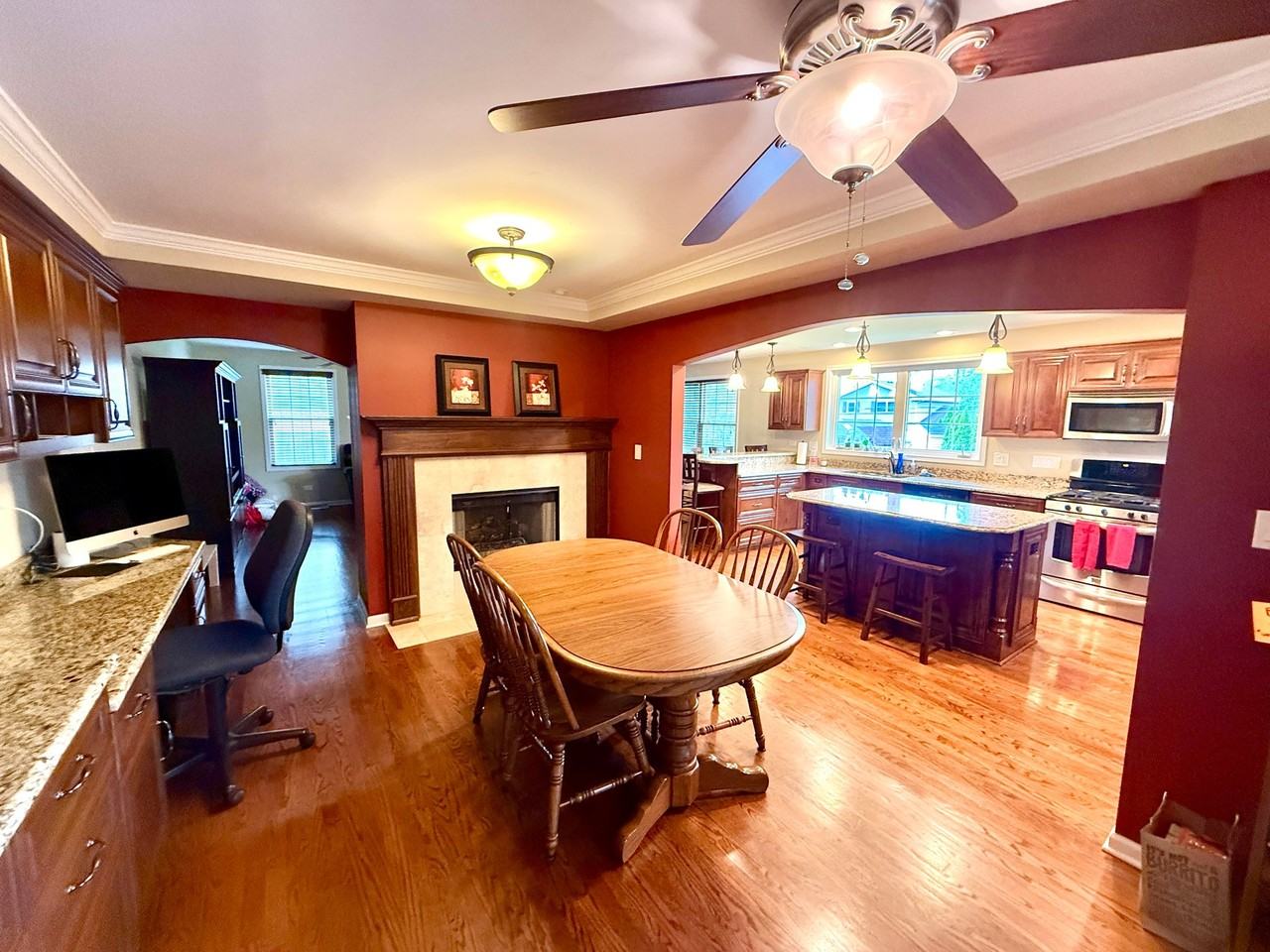 902 Stratford Ln - Photo 3 of 18