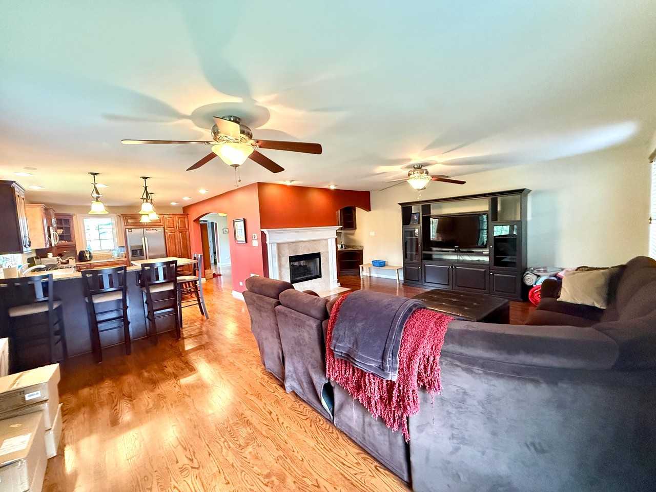 902 Stratford Ln - Photo 4 of 18