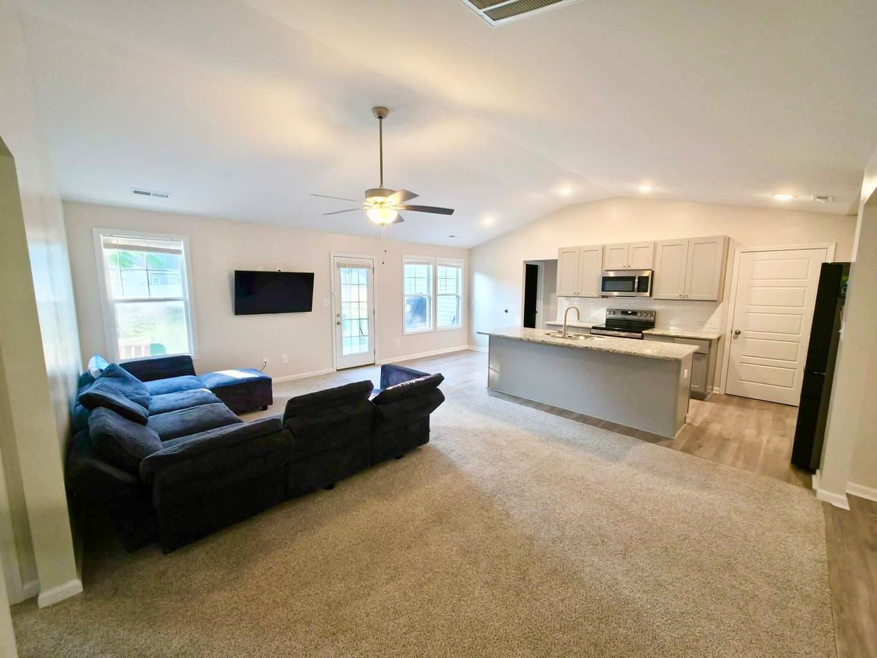 211 Railroad St - Photo 2 of 15