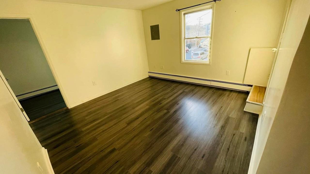 1031 Flora St #2 - Photo 7 of 10