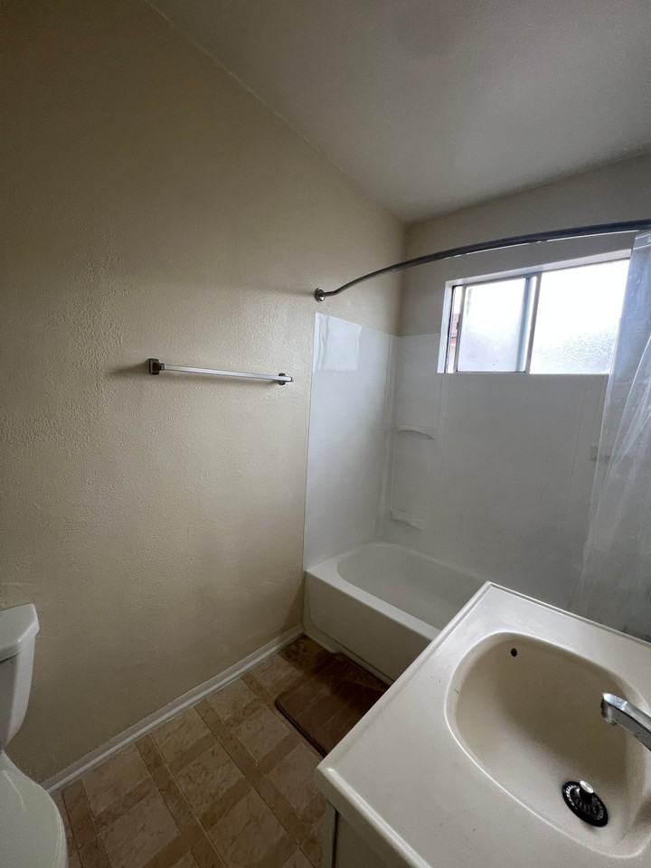 5822 Kingman Ave #H - Photo 7 of 10