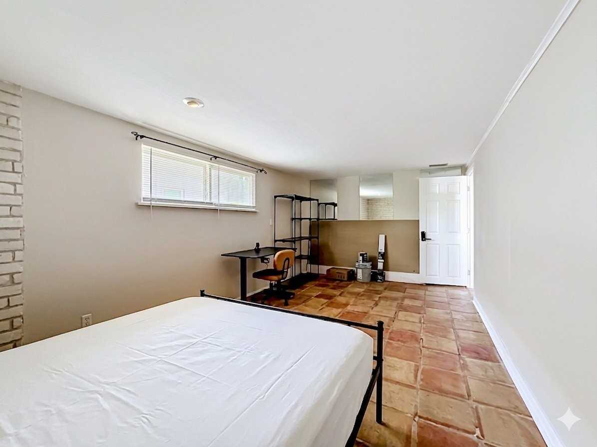 2380 Bay St - Photo 2 of 8