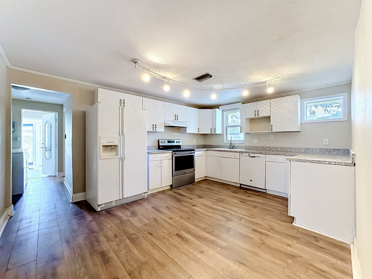 2380 Bay St - Photo 3 of 8