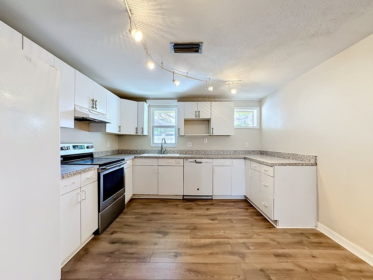 2380 Bay St - Photo 4 of 8