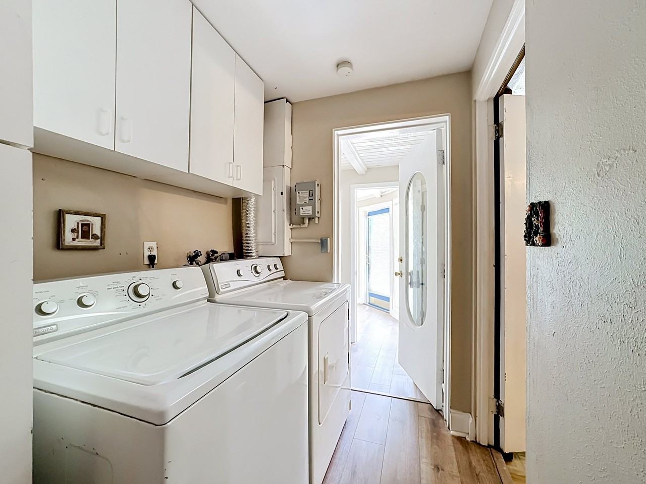 2380 Bay St - Photo 5 of 8