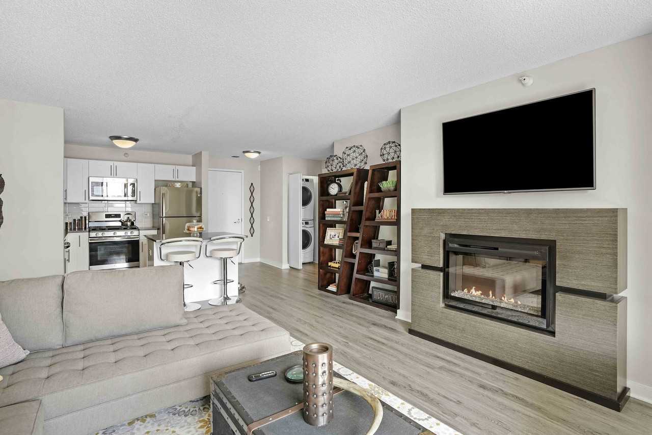 642 N State St - Photo 2 of 15