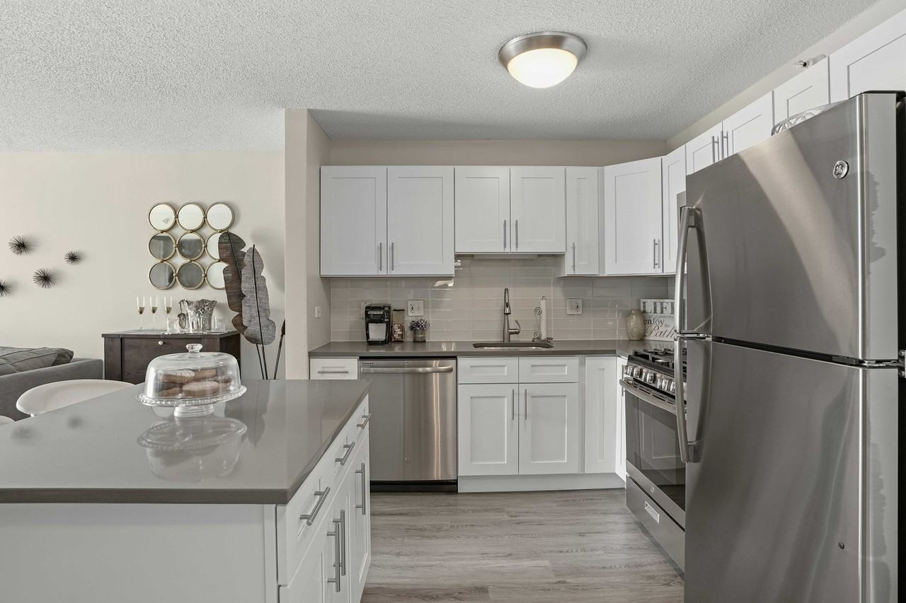 642 N State St - Photo 4 of 15