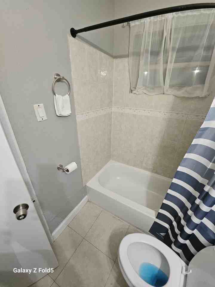 2401 Nw 7th St - Photo 5 of 17