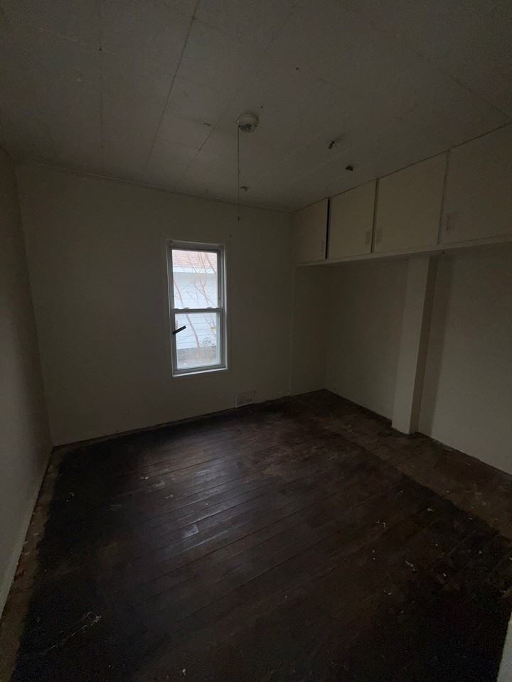 2433 Pennsylvania Ave - Photo 2 of 11