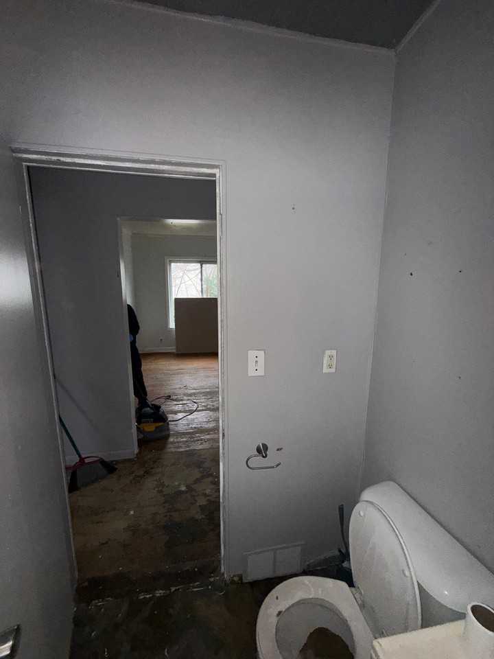 2433 Pennsylvania Ave - Photo 5 of 11