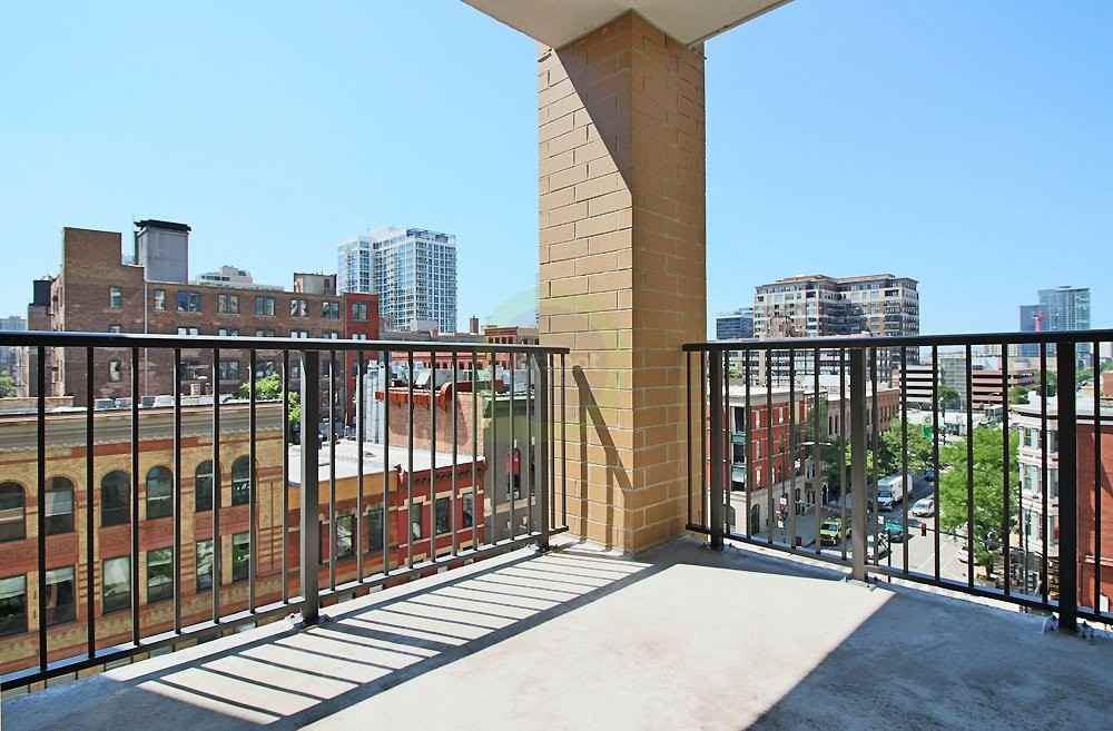 688 N Wells St - Photo 4 of 13