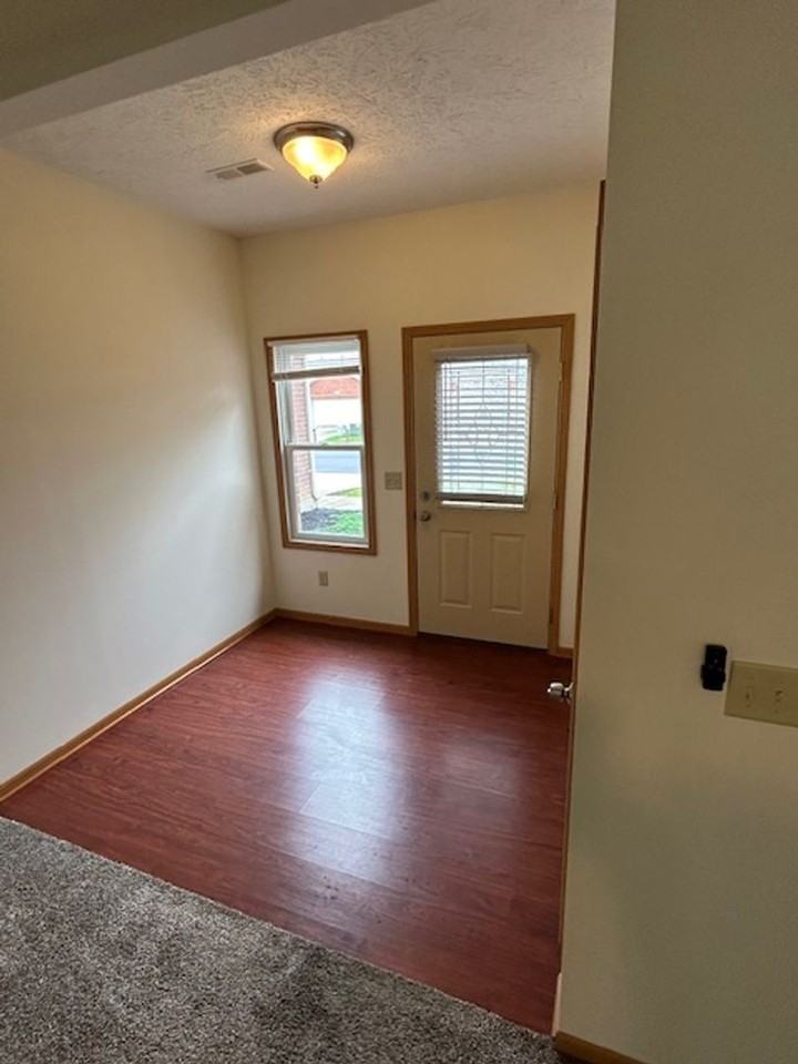 1531 Williamsburg Pl - Photo 3 of 19