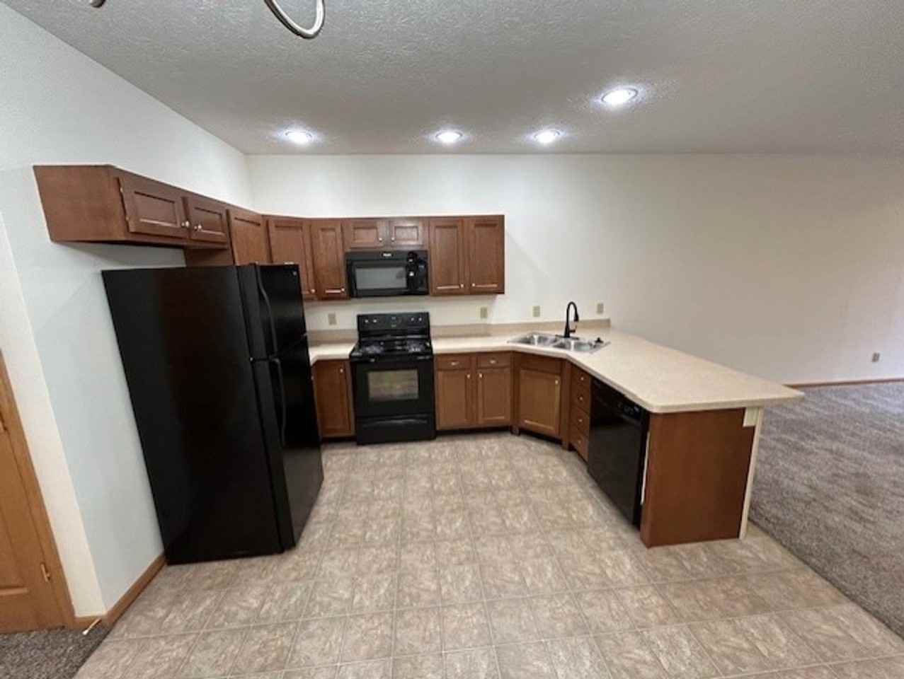 1531 Williamsburg Pl - Photo 5 of 19