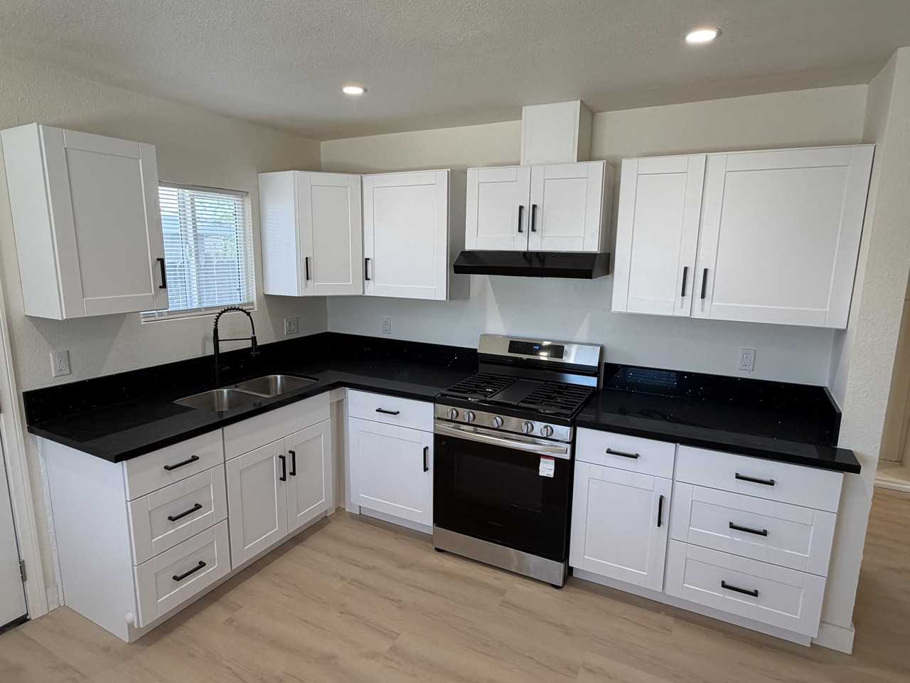 180 E Barbour St #NA - Photo 2 of 14
