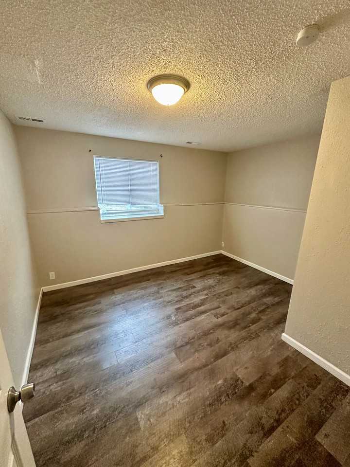 947 E Augusta Ave #C - Photo 2 of 15