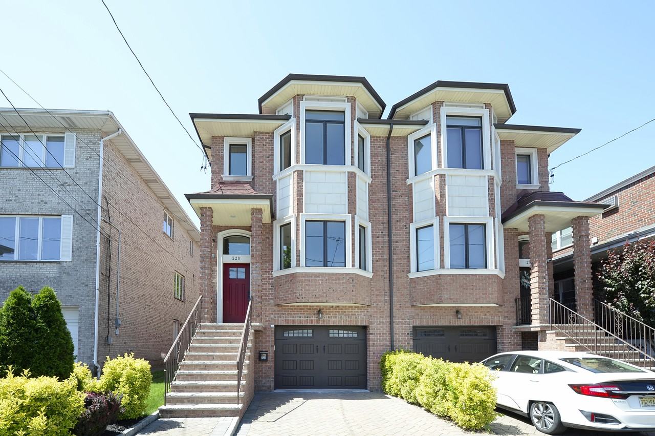 228 Lawton Ave #1