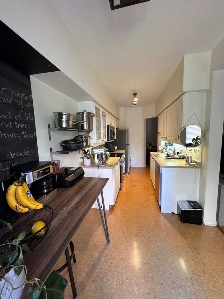 1181 Lower Village Cres - Photo 3 of 15