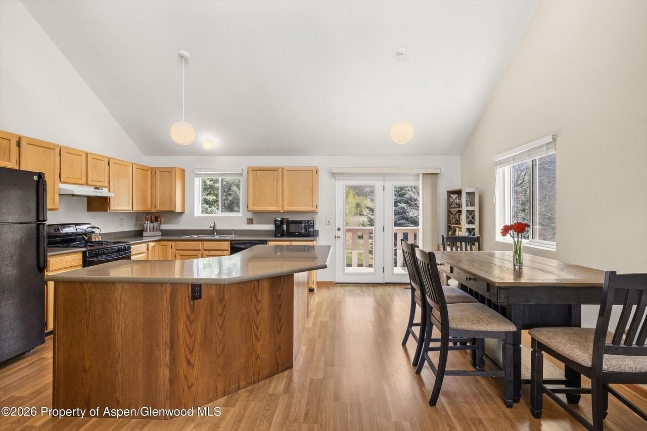 382 Summit Dr - Photo 4 of 24