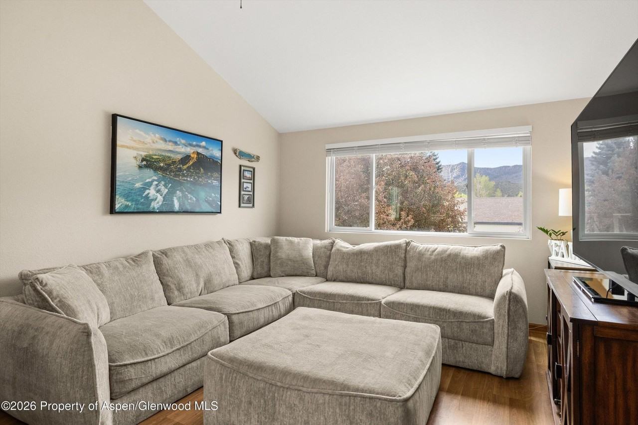 382 Summit Dr - Photo 5 of 24