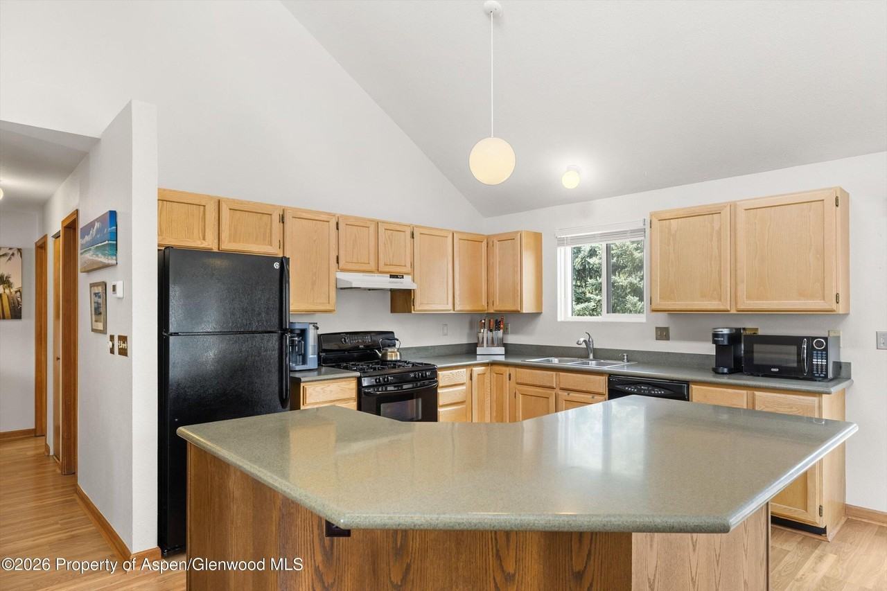 382 Summit Dr - Photo 6 of 24