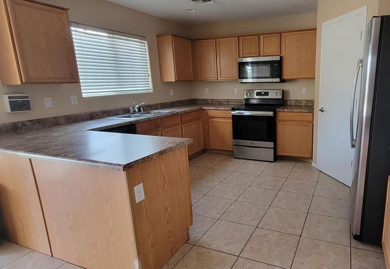 17440 W Caribbean Ln - Photo 4 of 18