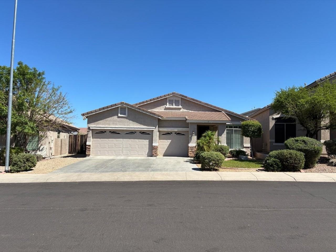 10454 W Foothill Dr