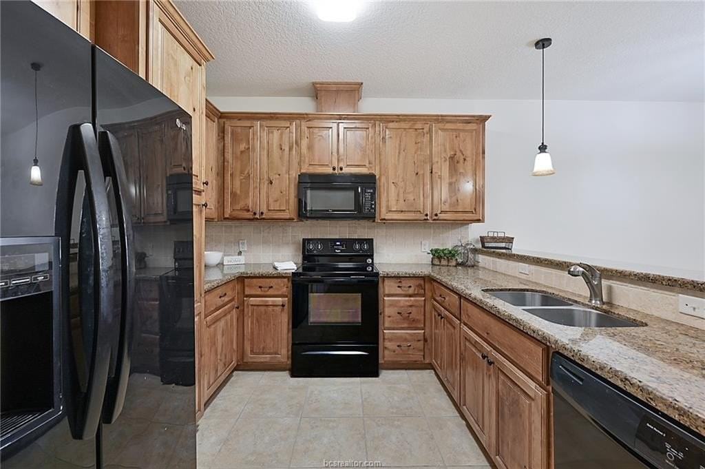 3802 Blackhawk Ln - Photo 2 of 14