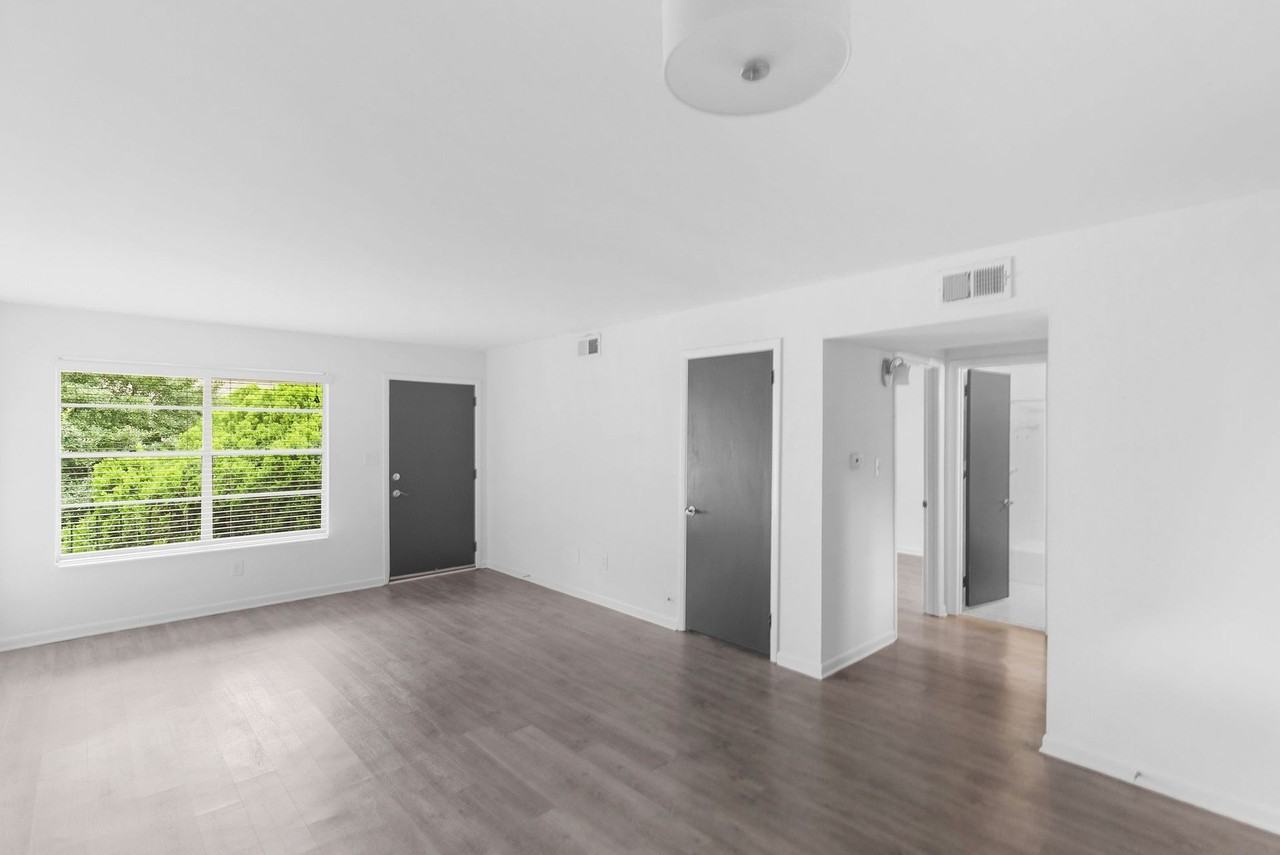 Hillside Manor - Photo 3 of 6