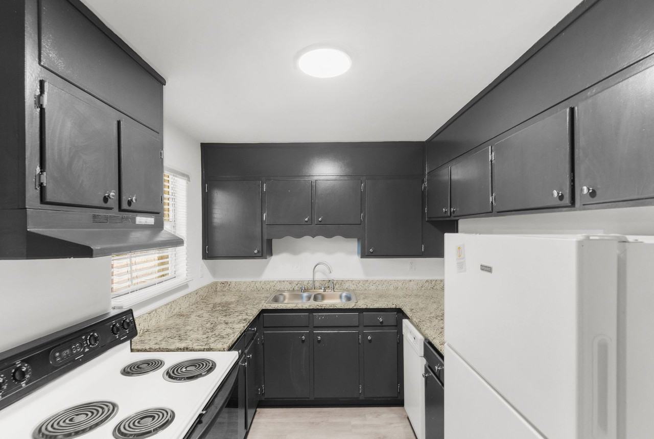 Hillside Manor - Photo 4 of 6