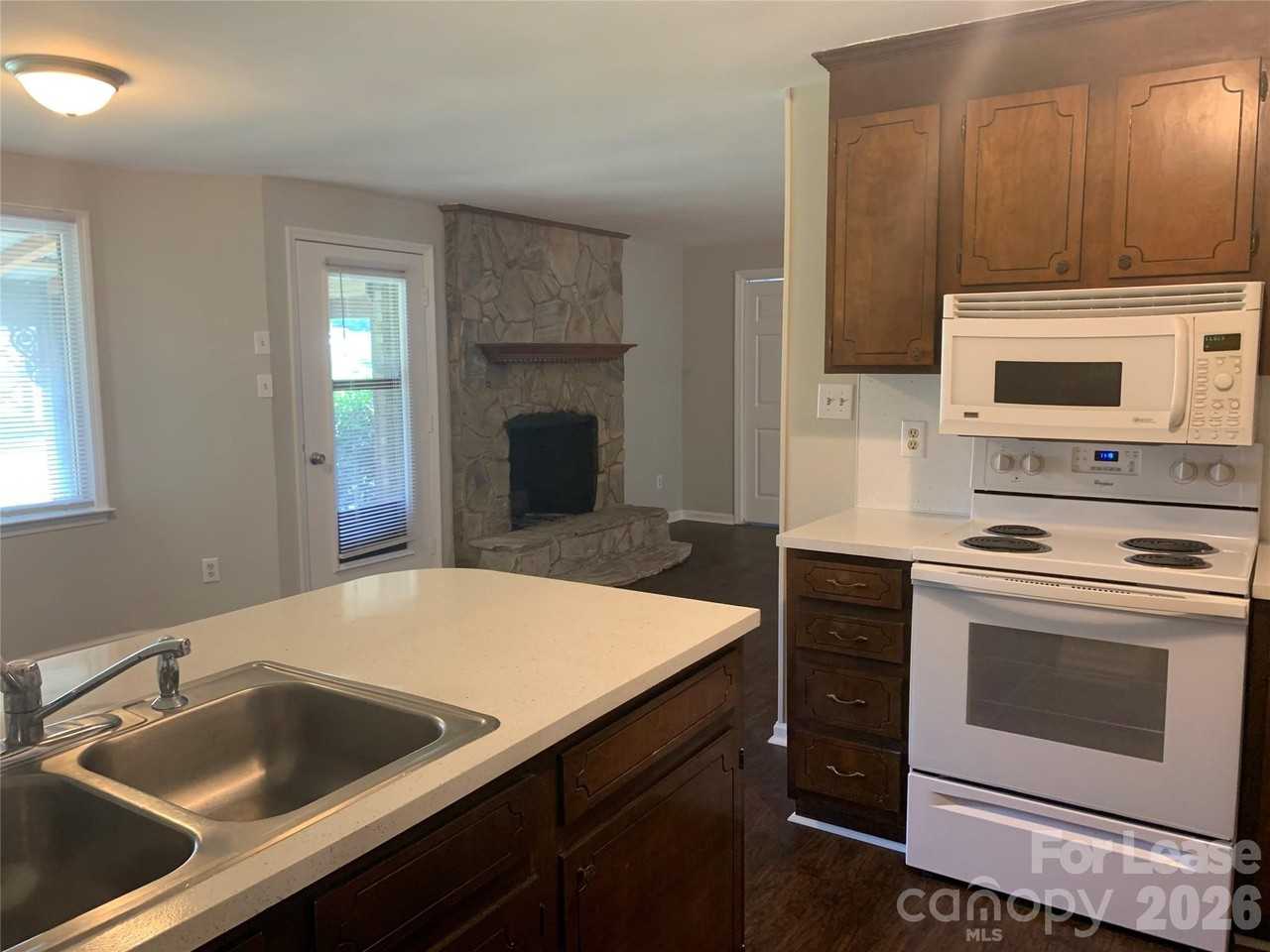 2995 Wonderland Ln - Photo 5 of 20