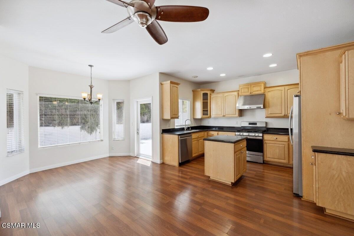 526 Houston Dr - Photo 4 of 36