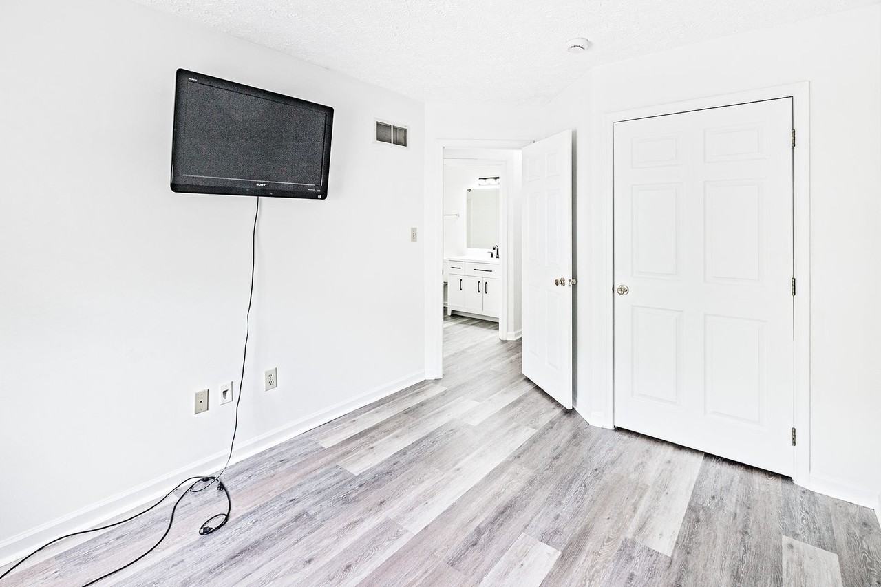 424 Woodstock Ln - Photo 5 of 18